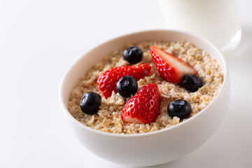 イチゴとブルーベリーをトッピングしたオートミール