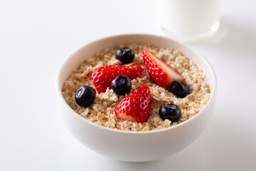 イチゴとブルーベリーをトッピングしたオートミール