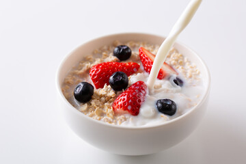 オートミールに牛乳を注ぐ