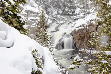 Obraz premium Firehole Falls on the Firehole River in Yellowstone National Park during the winter