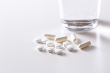 Fototapeta na wymiar 白背景に白い錠剤とカプセル薬