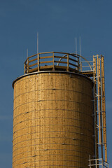 Silo Holz zylindrisch Leiter Geländer Antennen Himmel
