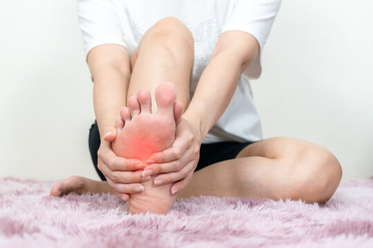 woman's leg hurts, pain in the foot Joint diseases and plantar fasciitis soles of feet