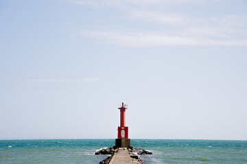 赤い灯台のある海岸線　海と青空