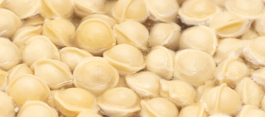 Dumplings made from dough and meat are boiled in boiled water.