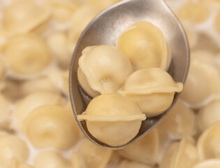 Dumplings made from dough and meat are boiled in boiled water.