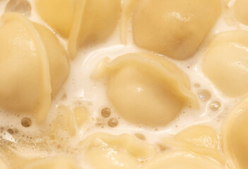 Dumplings made from dough and meat are boiled in boiled water.