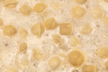 Dumplings made from dough and meat are boiled in boiled water.