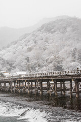 京都嵐山　渡月橋の雪景色風景
