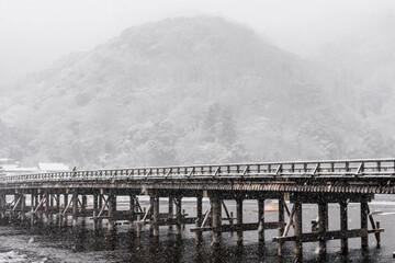 京都嵐山　渡月橋の雪景色風景