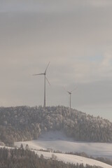 Fototapeta premium windräder auf einem berg