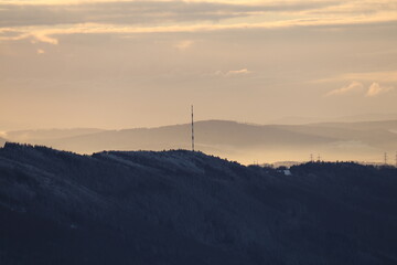 sendemast auf einem berg &uuml;ber der nebeldecke