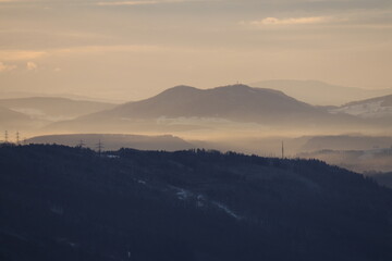 Naklejka premium nebeldecke im tal