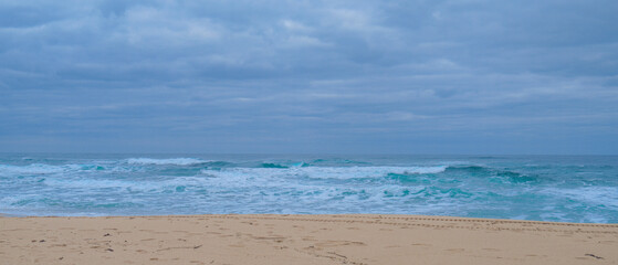 冬の日本海・砂浜と青