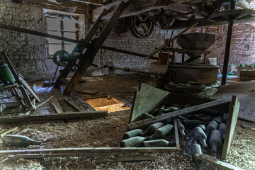 Des vestiges du passé, un vieux silo à grains, un vieux moulin à eau en France, dans le Poitou.