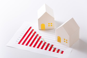 住宅と下がるグラフ