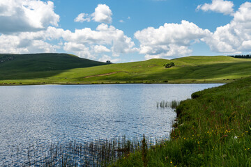 Petit lac de montagne en Auvergne sur le plateau de la Godivelle par une belle journée de printemps