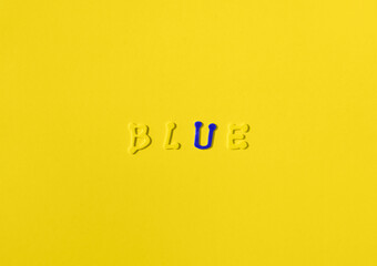 Gelb Blau Komplementärkonstrast Buchstaben auf Grund