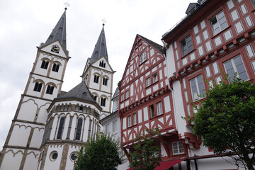 Fachwerkhäuser und katholische Kirche in Boppard
