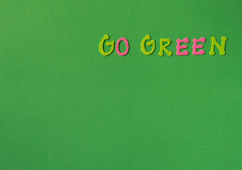 Go Green Grüne und rote Schrift auf grünem Grund Komplementär