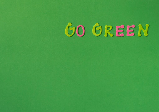 Go Green Gr&uuml;ne und rote Schrift auf gr&uuml;nem Grund Komplement&auml;r