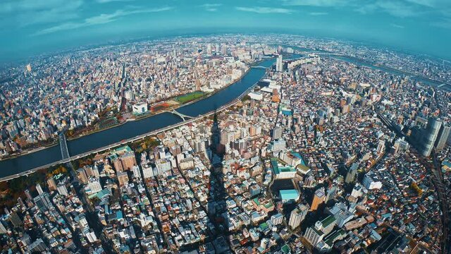東京都市風景、東京スカイツリーから眺める街並みに、スカイツリーのシルエットが映る
