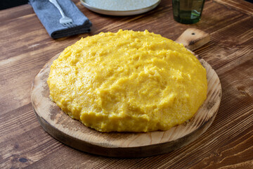 polenta tradizionale su taglieri di legno