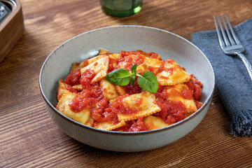 tortellini o ravioli in salsa di pomodoro