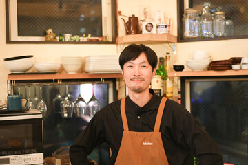 バルの飲食店の男性