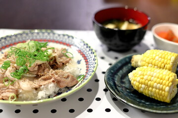 豚丼とトウモロコシと味噌汁