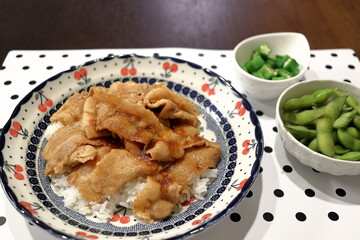 豚丼と枝豆とオクラ