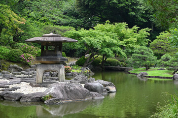 Fototapeta na wymiar 東京の旧古河庭園の石灯籠のある池の風景