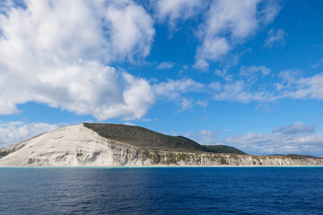 クルーズ船から見た新島の白ママ断崖