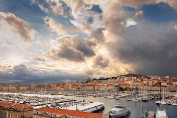 Obraz premium Aerial panoramic view on basilica of Notre Dame de la Garde and old port in Marseille, France