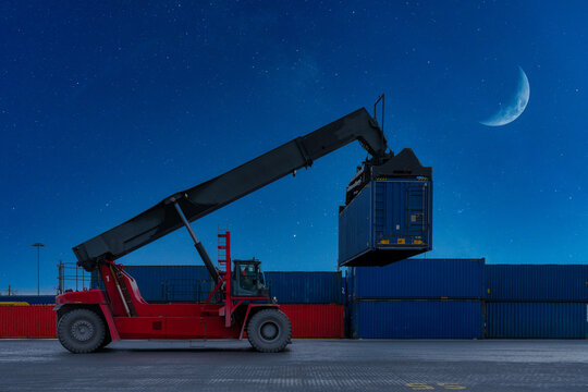 Containerstapler beim Container stapeln