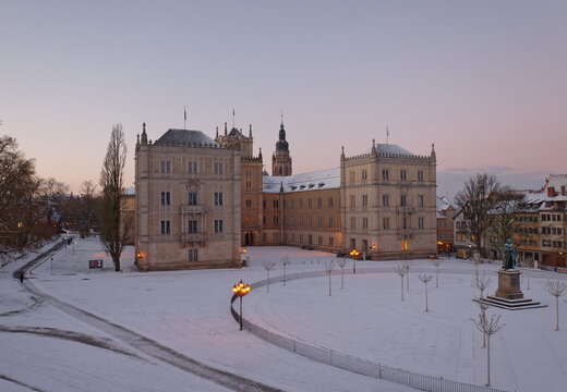 Sonnenaufgang im Winter Schlossplatz Coburg, Schnee und blauer Himmel am Morgen