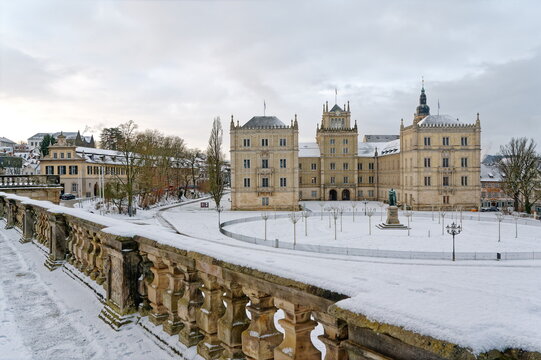 Sonnenaufgang im Winter Schlossplatz Coburg, Schnee und blauer Himmel am Morgen