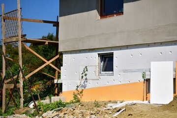 Energy saving by insulating the house with white polystyrene