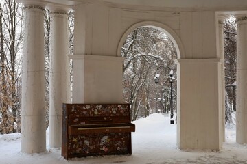 piano in the rotunda in winter in the park - obrazy, fototapety, plakaty