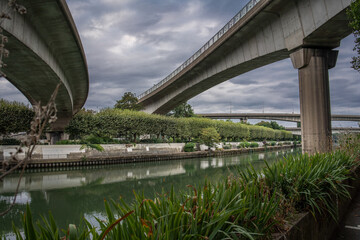 Le chemin de Halage pr&egrave;s de l'A4 dans le Val de Marne. Sous le pont. 