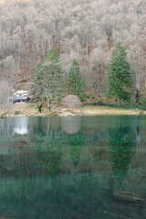 Trois arbres se reflétant sur le lac de Bethmale