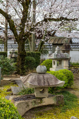 京都・本満寺の灯籠