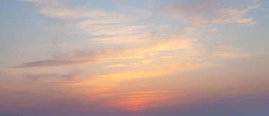 Schoonheid in de natuur. Kleurrijke zonsondergang hemel wolken