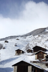 Chalets d'alpage en vallée sous la neige