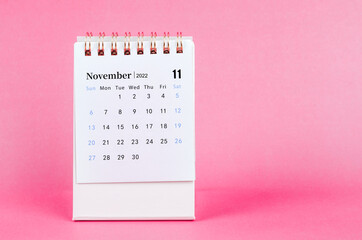 Obraz na płótnie Canvas November 2022 desk calendar on pink background.