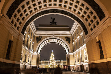 Naklejka premium Arch of the General Staff Building on Palace Square on New Year's Eve 2022