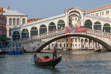 Fototapeta na wymiar Canal Grande, Rialtobrücke, Gondoliere, Gondel, Touristen, Venedig