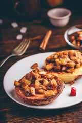 French toasts with caramelized apple