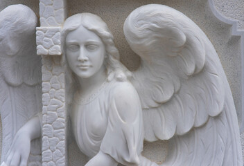 Bajorrelieve de mármol de Angel con la cruz. Cementerio de Puebla de Fernals, Valencia.