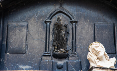 Lápida destrozada en Cementerio de Puebla de Fernals, Valencia.